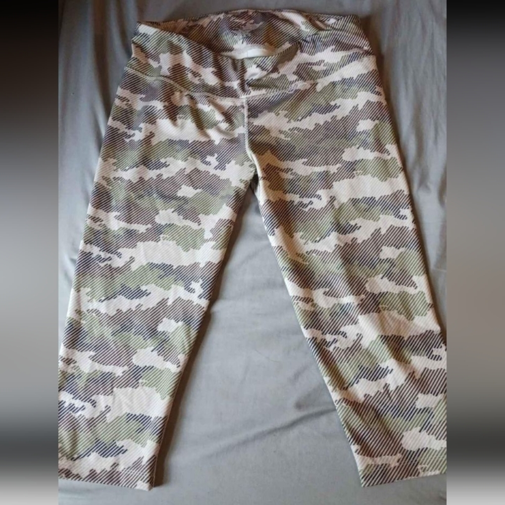 Emily B Plus Size 1X Camo Colored Capri Length Athletic Leggings